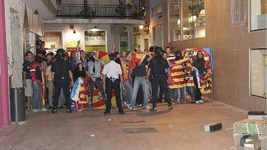 enfrentamiento. La policía consigue que el grupo ultra no lleve a cabo más acciones violentas.