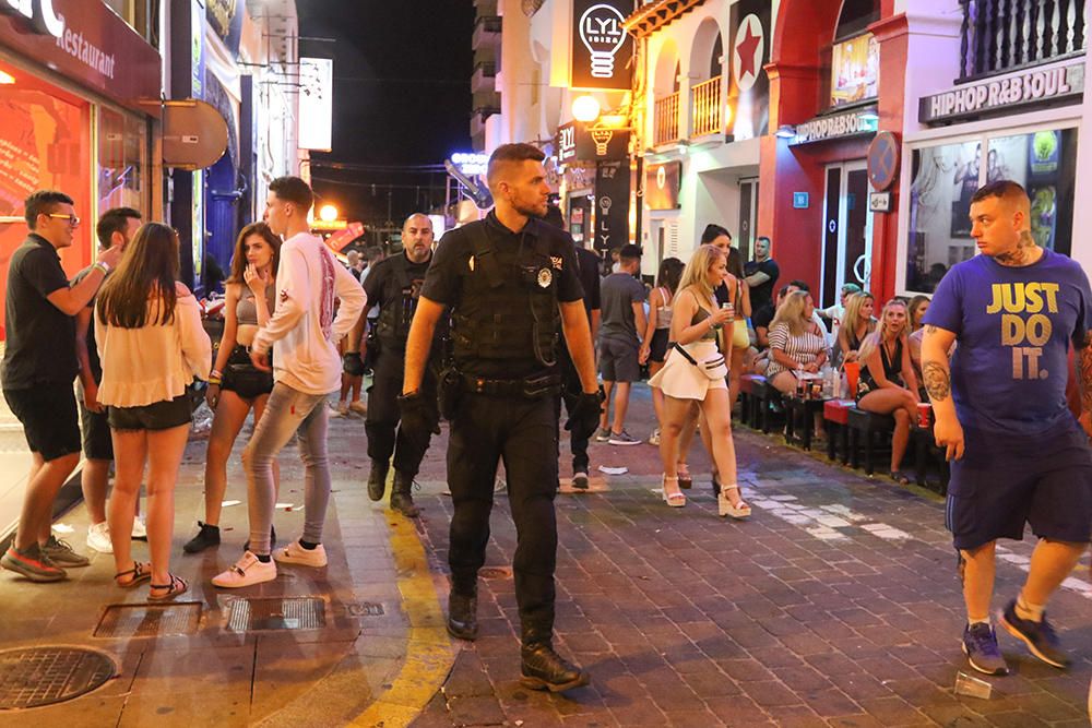 Una noche con la Policía en el West End en Sant Antoni (Ibiza)