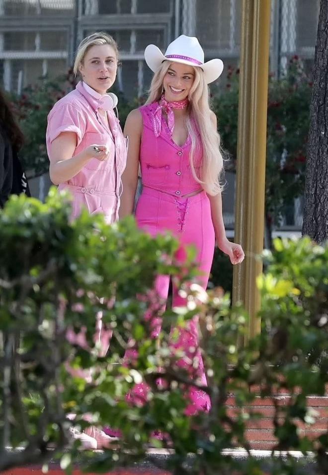 Greta Gerwig y Margot Robbie en el rodaje de 'Barbie'