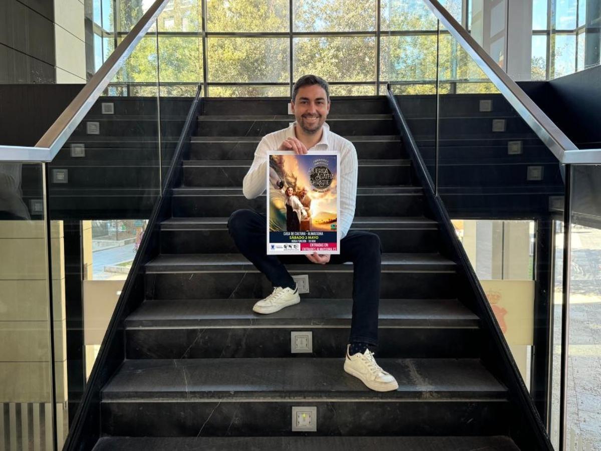 El concejal de cultura con la obra.