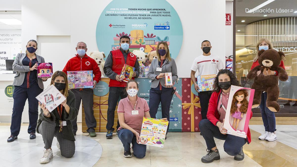 El Miramar se une a la recogida de juguetes de Carrefour para Cruz Roja -  La Opinión de Málaga