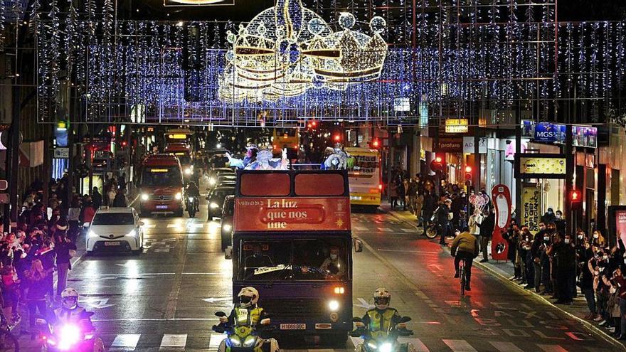 La magia de los Reyes Magos surca el cielo de Murcia