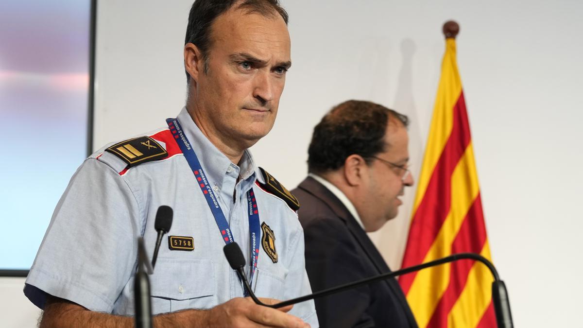 El conseller de Interior, Joan Ignasi Elena (al fondo), acompañado por el comisario jefe de los Mossos d´Escuadra, Eduard Sallent.