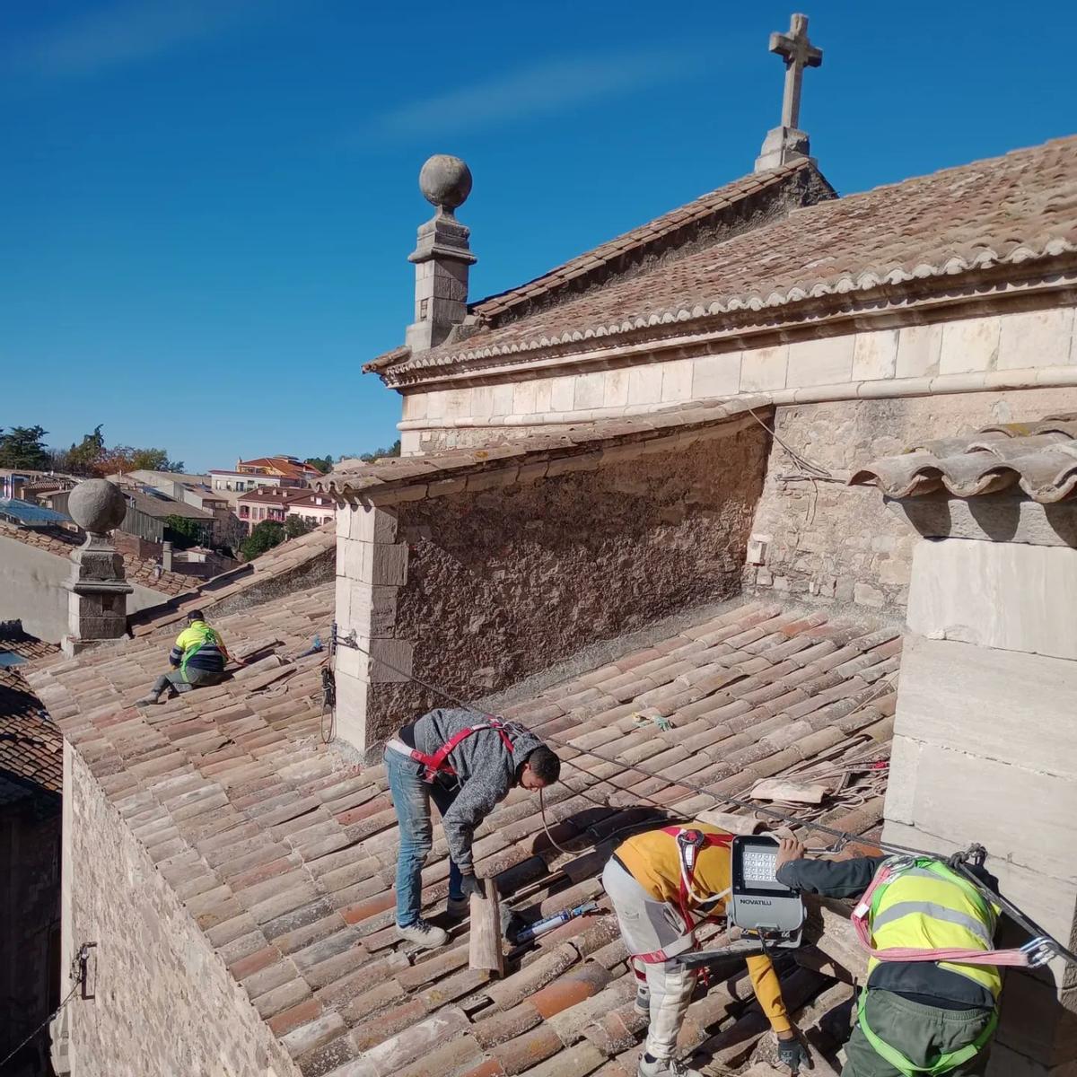 Operaris treballant en una de les cobertes, fa uns dies
