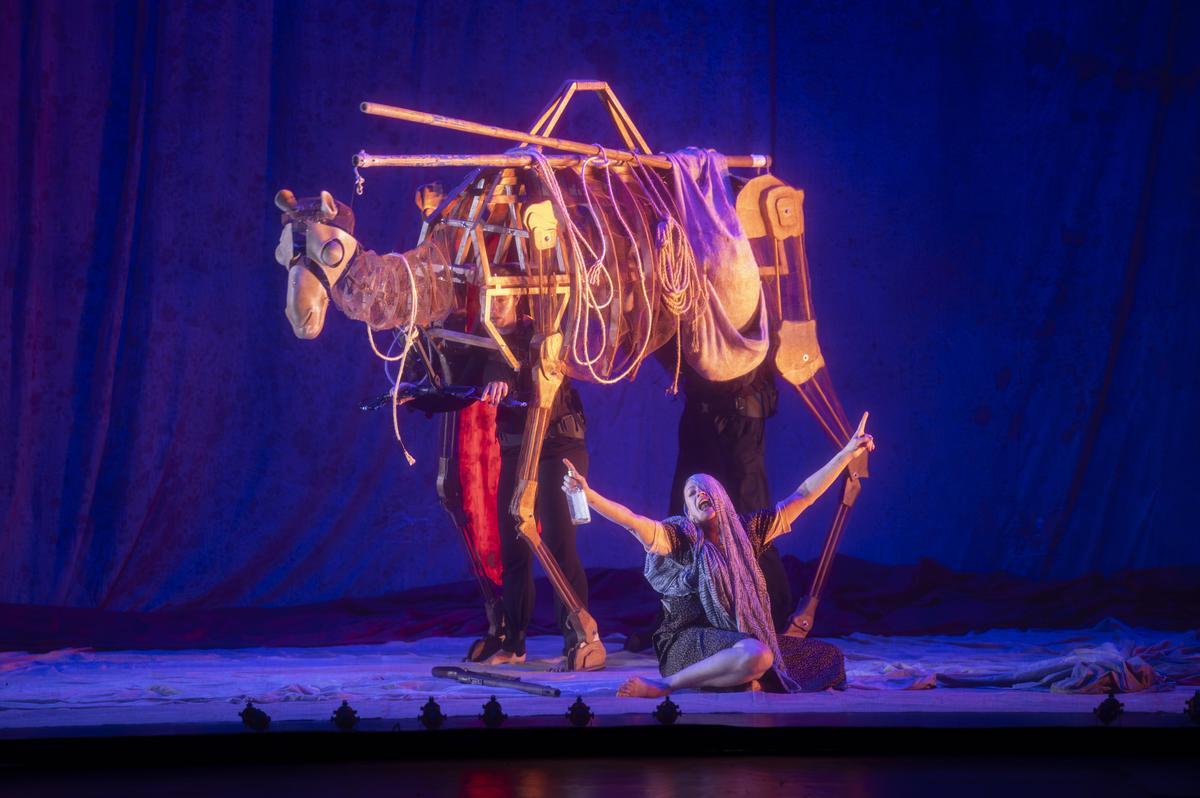 Una escena del montaje SAHARA. La barca del desierto