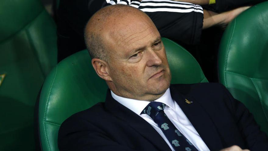 Pepe Mel, en el banquillo del Betis.