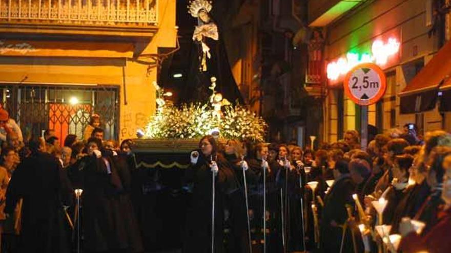 La procesión de la &quot;Soledad de María&quot; se repetirá esta noche por las calles de Cangas.