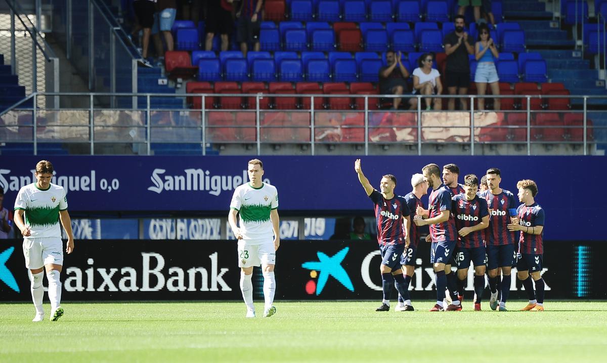 Los jugadores del Eibar celebra el 1-0