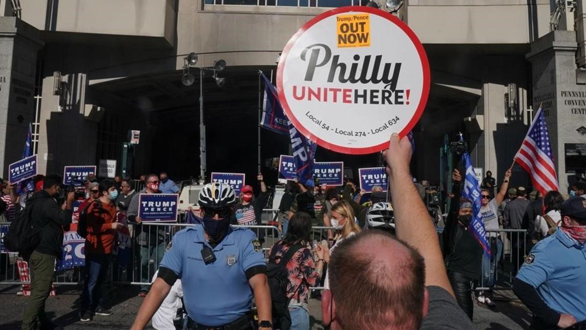 zentauroepp55778863 a man holds up a sign in front of police and trump supporter201106211813