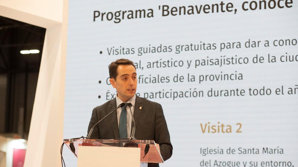 Luciano Huerga, alcalde de Benavente, en Fitur.