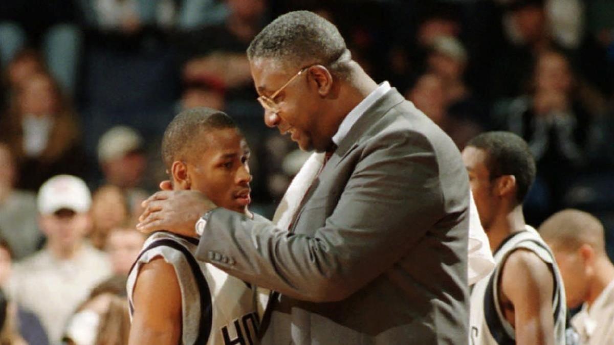 John Thompson junto a un joven Iverson.