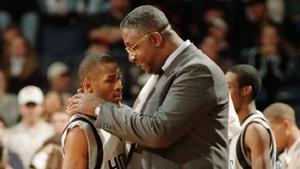 John Thompson junto a un joven Iverson.