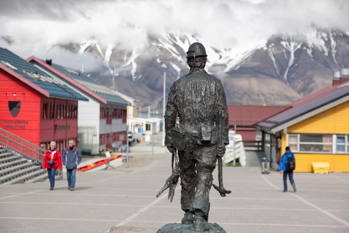 Estatua que rinde homenaje a los mineros en Longyearbyen, en Svalbard