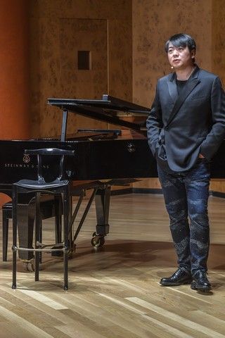 El pianista Lang Lang mantiene un encuentro con estudiantes de música en Gran Canaria