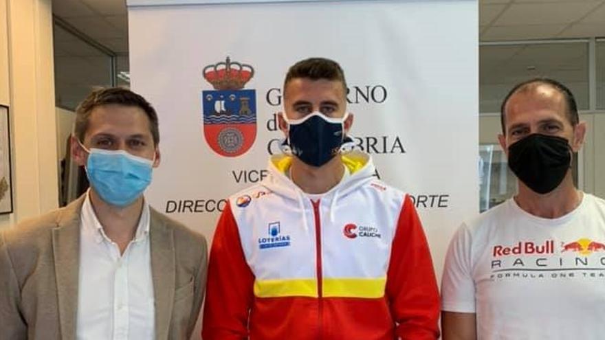 El director general de Deportes del Gobierno de Cantabria, Mario Iglesias, recibió al subcampeón de Europa júnior en piragüismo, Ernesto Goribar