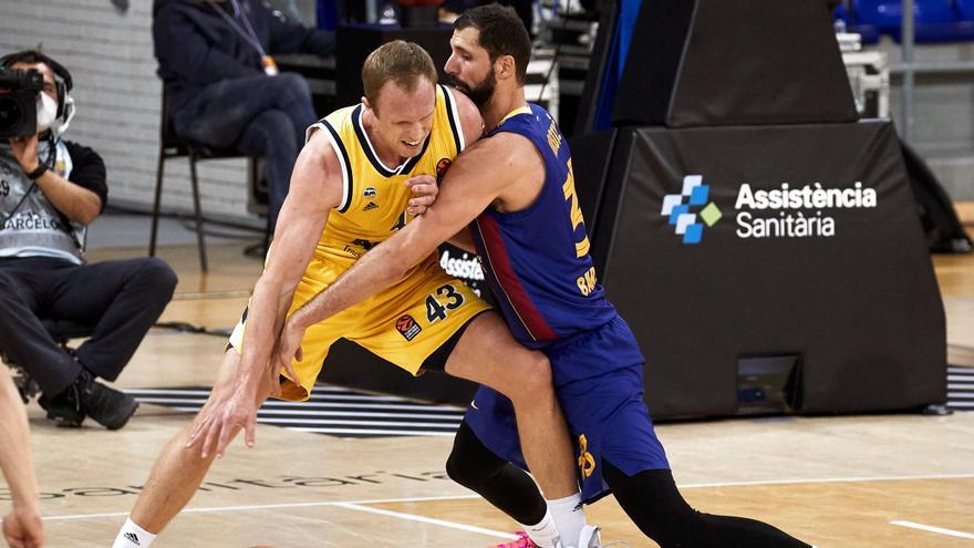 Mirotic, ante Sikma en una acción del partido.