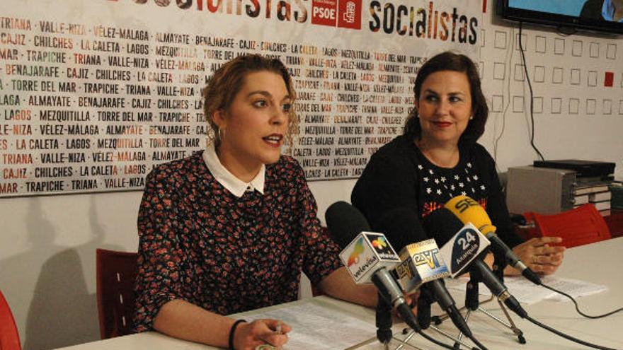 Lorena Páez (izqda.), durante un acto del PSOE de Vélez-Málaga.