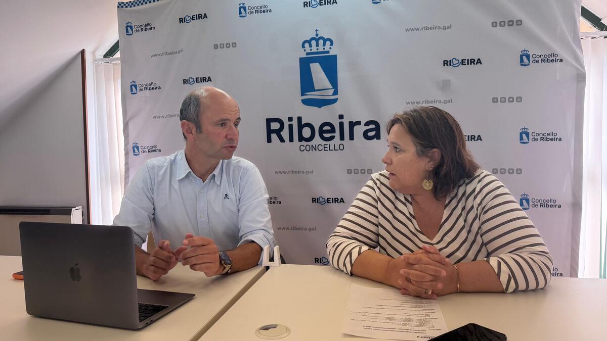 El edil Vicente Mariño junto a Francisca Vidal en el presentación de las ayudas