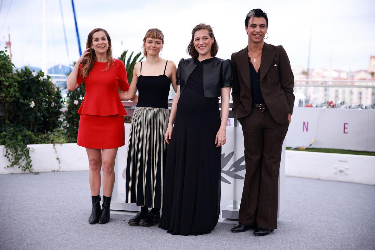 Carla Simón y el equipo de Romería posan en Cannes