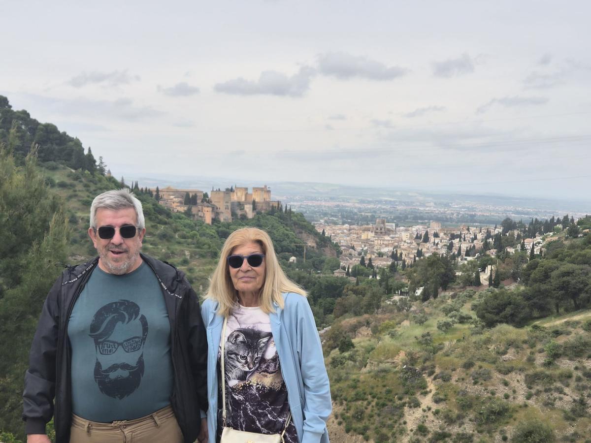 Manuel Manteca y su esposa Pilar Regidor posan en una foto captada antes del aneurisma sufrido por la mujer.
