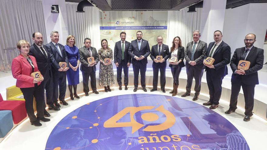 Por la izquierda, Elvira Pérez (Algama), Ángel Rodríguez (Asturgar), Fernando Menéndez (Unicaja), Eva Pando, Fernando Martínez (Caja Rural de Asturias), María Calvo (FADE), Enrique Fernández, Adrián Barbón, Pablo Junceda (Banco Sabadell), Ana Labad (Hazas), Antonio Romero (Caja Rural), Marco Antonio Fernández (Esnova Racks) y David Martínez (Bledsystem), ayer, en el acto de celebración del 40.º aniversario de Asturgar en Oviedo. | Irma Collín