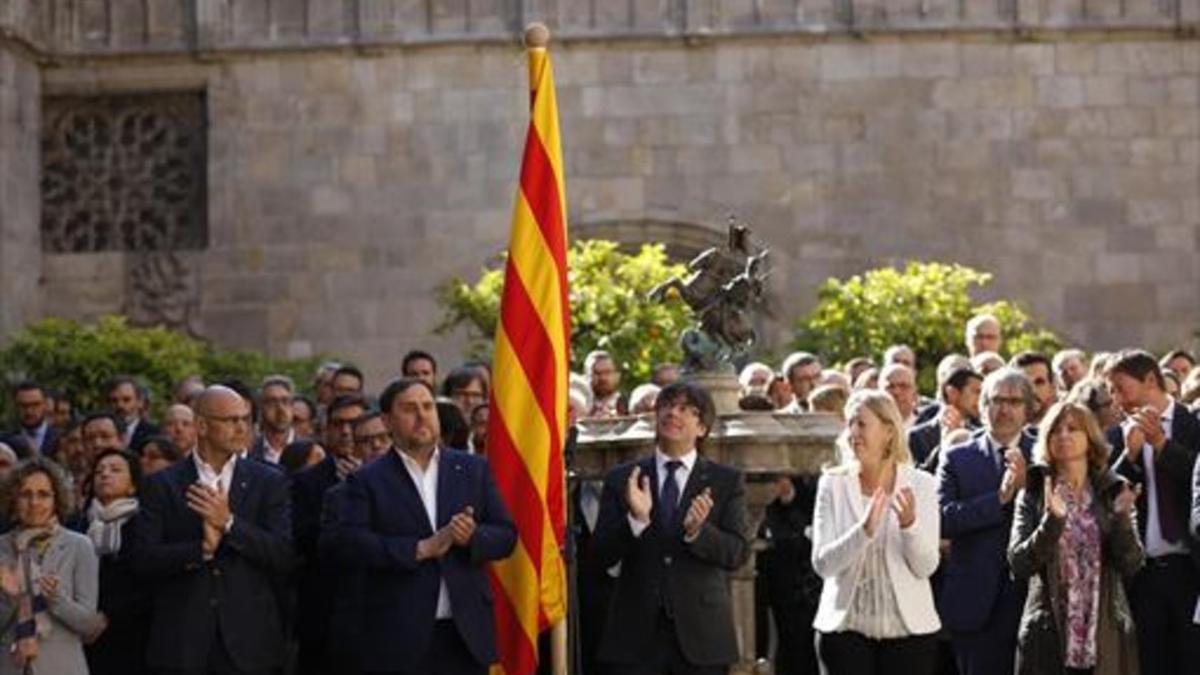 Carles Puigdemont y el Govern en pleno, ayer en el Pati dels Tarongers.
