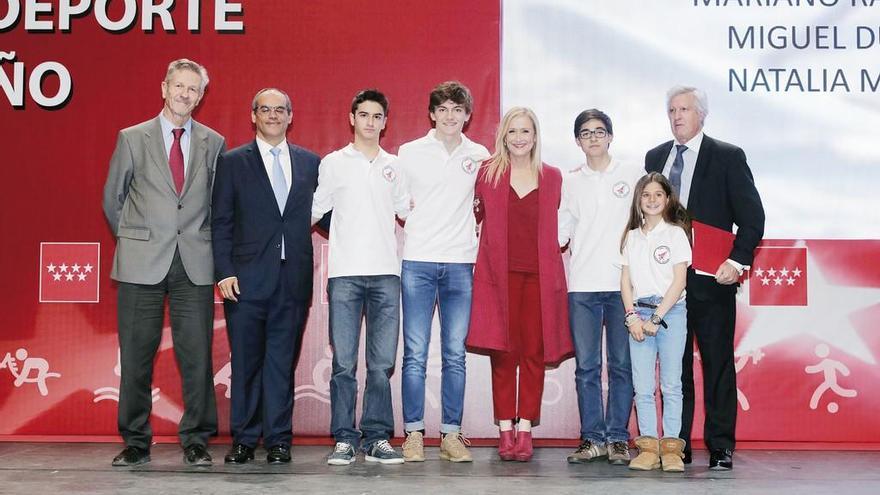 Mariano Rajoy junior, cuarto por la izq., junto a Cristina Cifuentes, en la entrega de premios. // Comunidad de Madrid