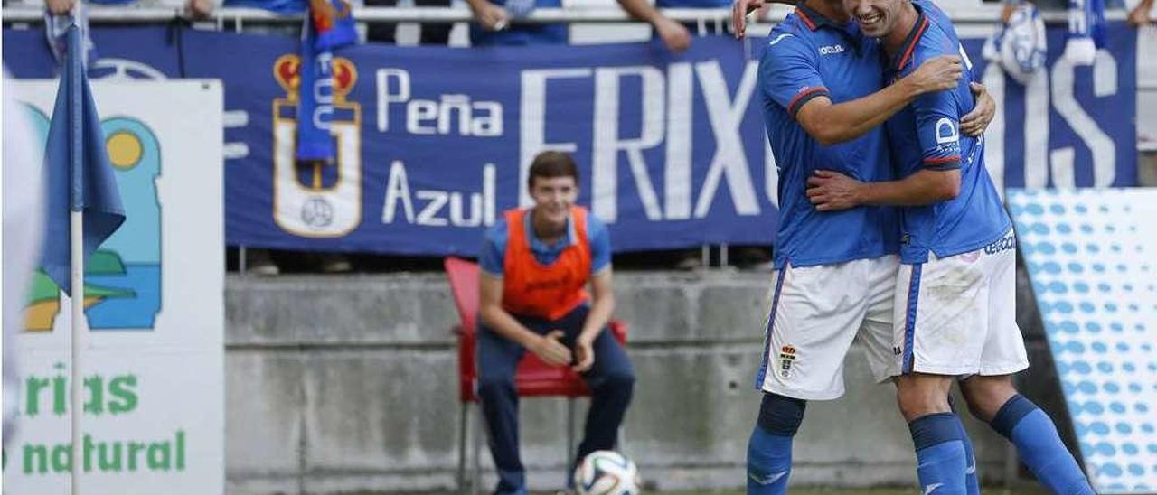 Linares y Nacho López se abrazan tras uno de los goles del primero.