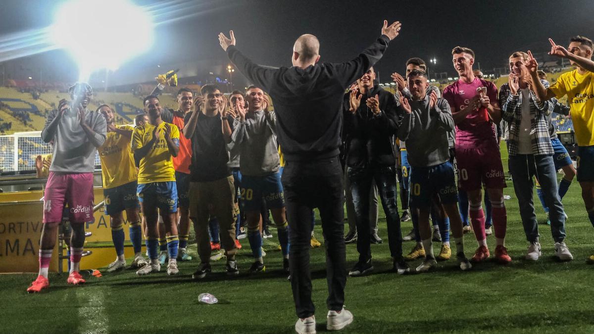 La imagen de la temporada. Los jugadores de la UD, tras batir al Tete, aplauden a Kirian ante Naciente.