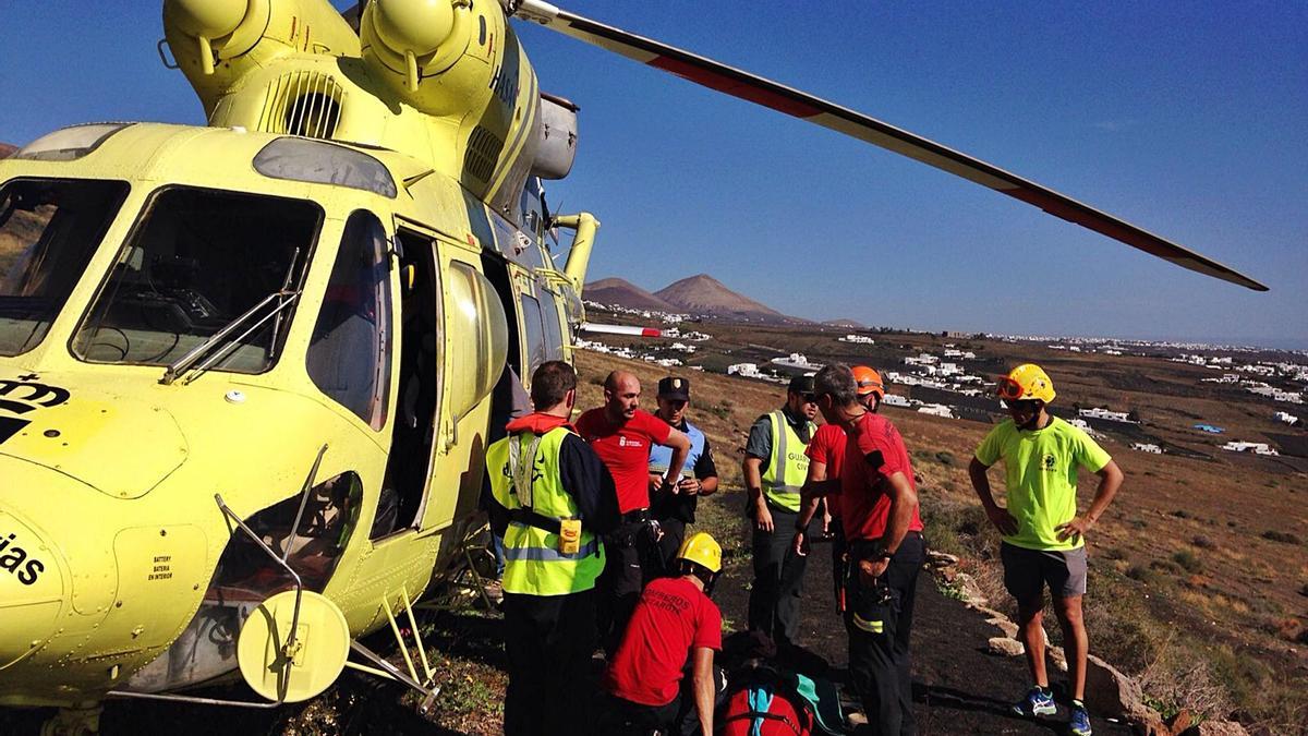 Rescate de un deportista en Lanzarote por los equipos de emergencia.