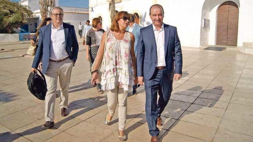 Francina Armengol, ayer en Sant Francesc Xavier, flanqueada por los presidentes de Eivissa y Formentera.