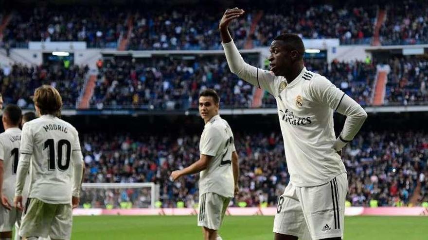 Vinicius celebra el primer gol del Madrid.