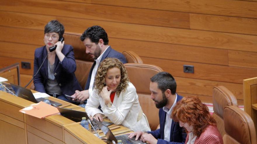 Patricia Vilán, a la izquierda, ayer en el Parlamento