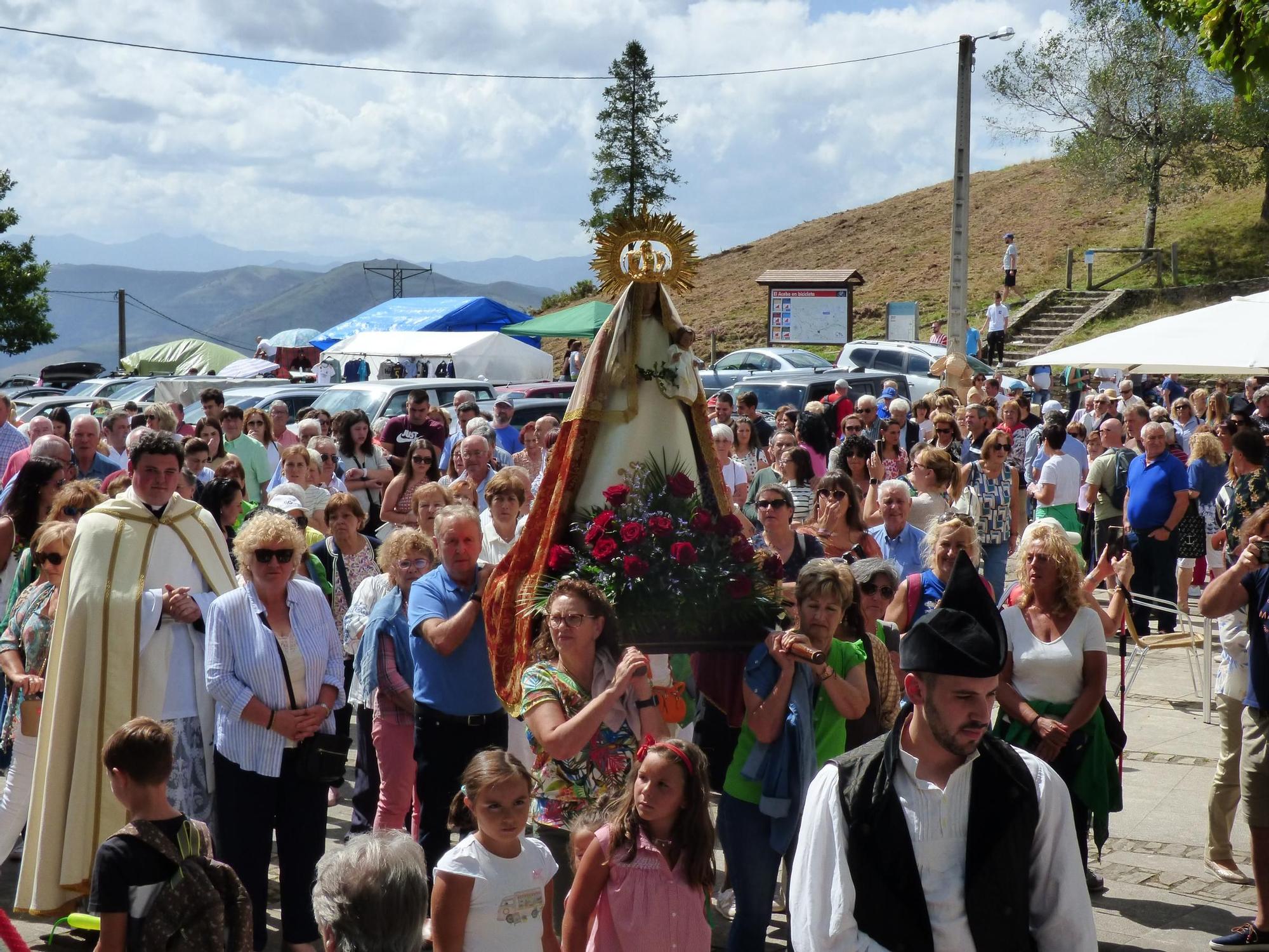 Devoci n Por La Virgen Del Acebo En El D a De Su Fiesta devoci-n-por-la-virgen-del-acebo-en-el-d-a-de-su-fiesta