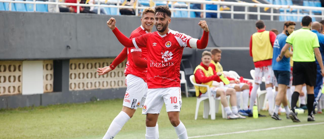 Cristian Terán celebra un gol del CD Ibiza en Can Misses.