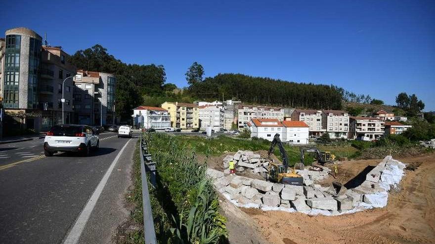 Los trabajos de la construcción de la rotonda de Rabo de Porco en Raxó. // Gustavo Santos