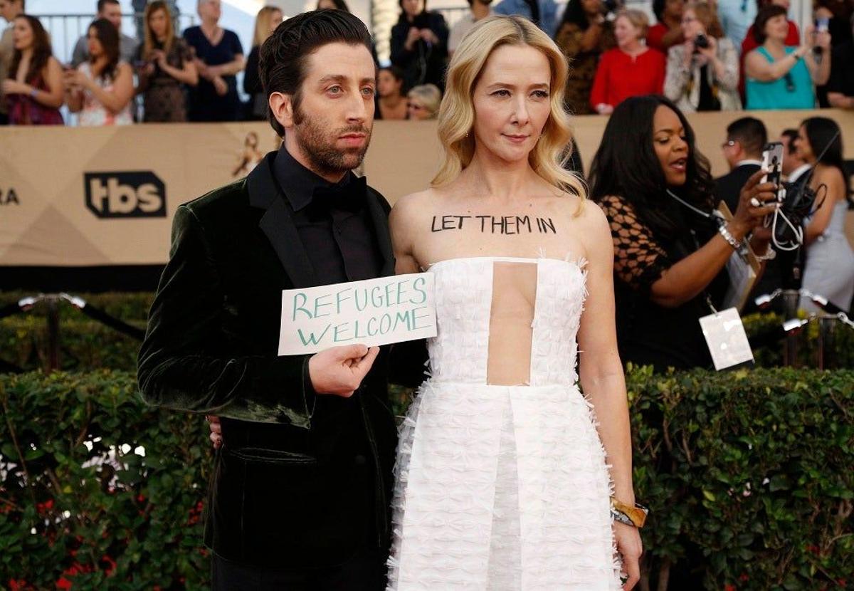 Simon Helberg y su mujer, Jocelyn Towne, protestan contra Trump en los SAG Awards