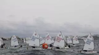 El ibicenco Ian Maurovich remonta hasta la 21ª posición en el Balear de Optimist