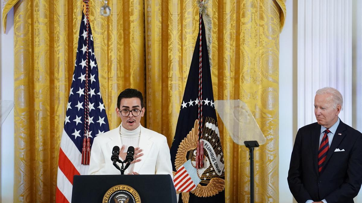 Joe Biden junto al joven activista Javier Gómez.