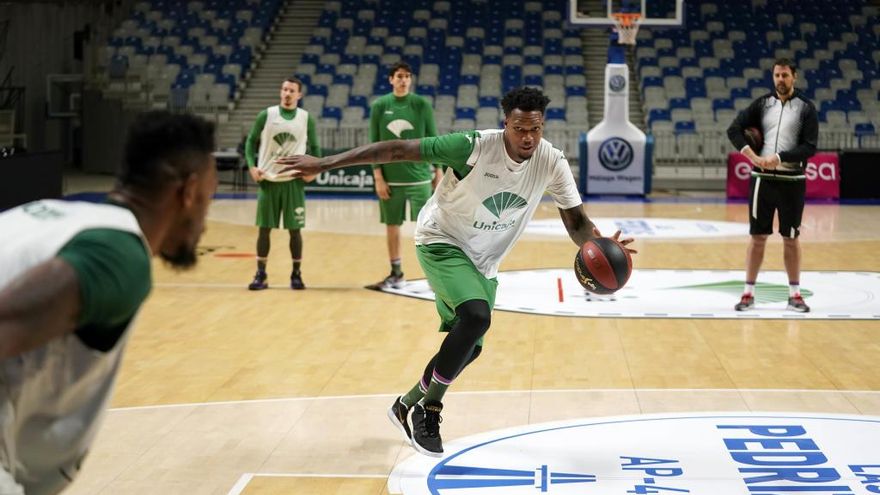 Deon Thompson penetra a canasta durante un entrenamiento en el Martín Carpena.