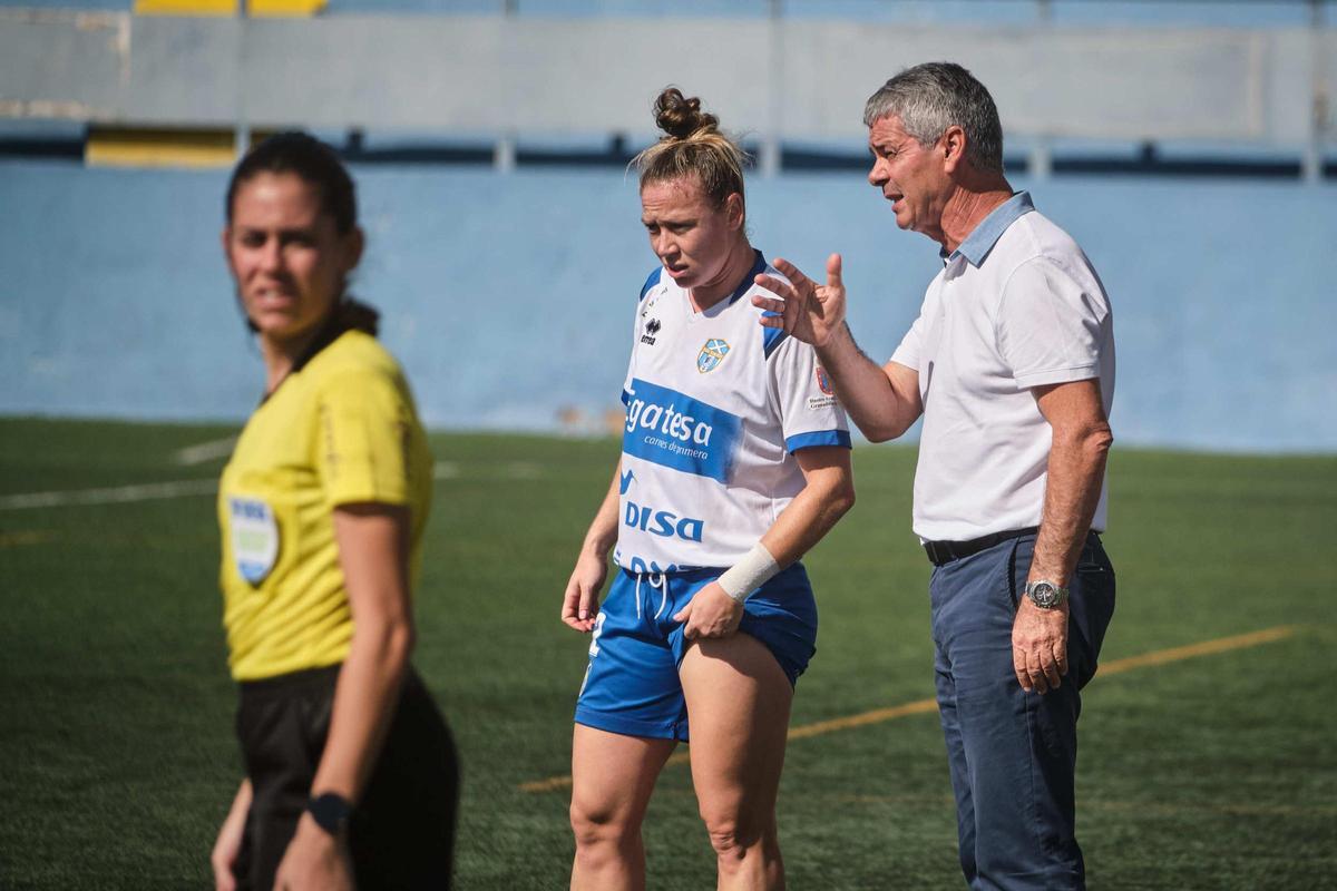 David Amaral da instrucciones a Joyce en el Costa Adeje-Tacón de la 19/20.