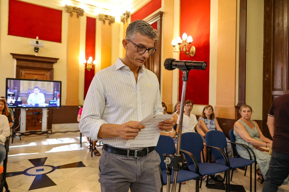 Un representante de los familiares del centro Tomàs Llàcer lee la moción en el pleno