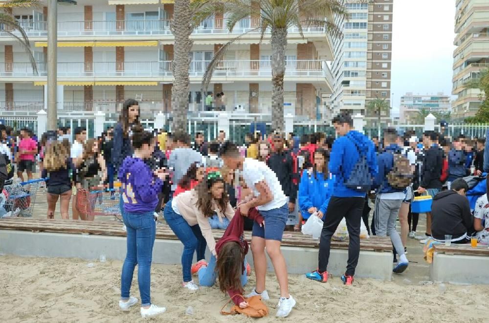 Miles de jóvenes celebran el botellón en la playa de San Juan