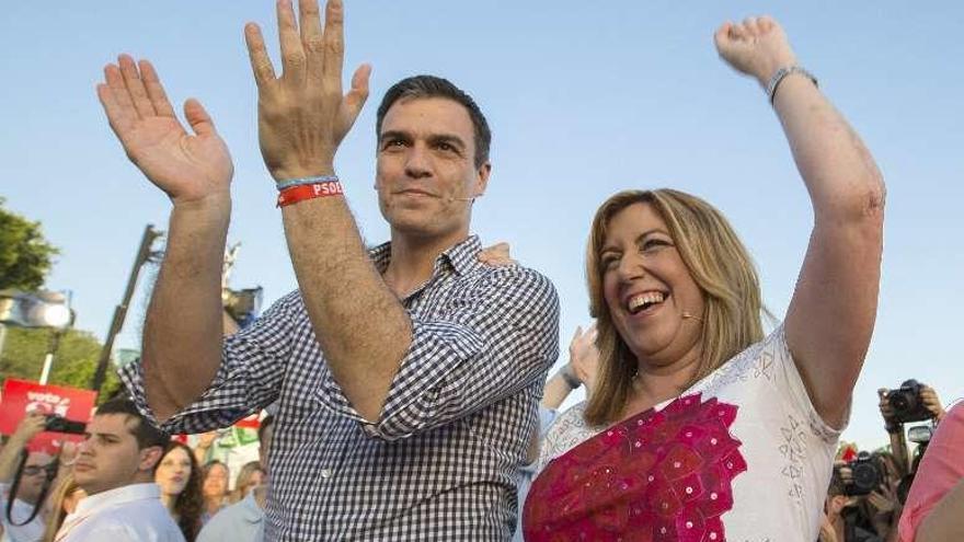 Pedro Sánchez y Susana Diaz cerraron la campaña en Sevilla. // Efe