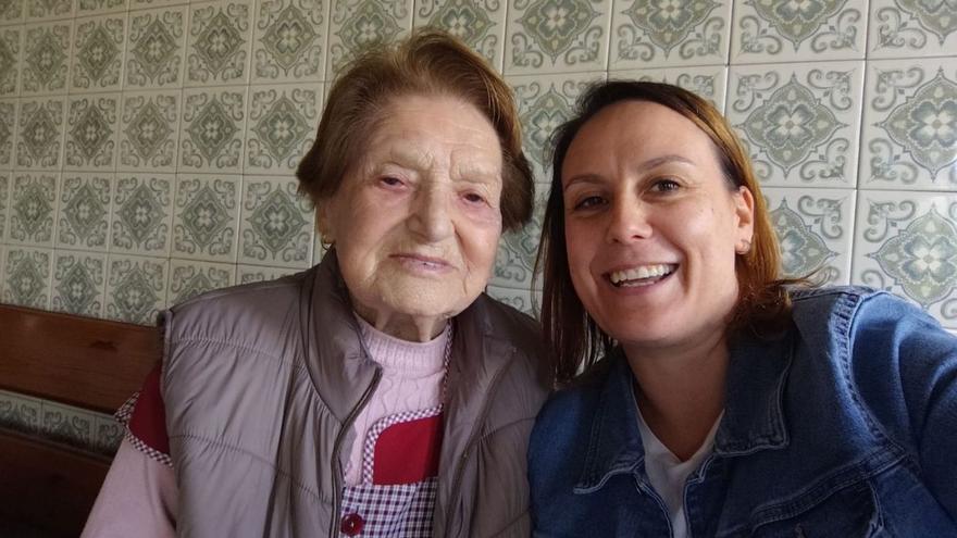 La centenaria Bernardina Amorín y la investigadora Vanesa Villar, tras la entrevista.