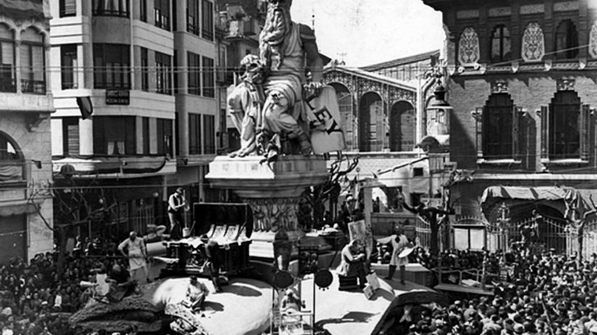 Falla de la Plaça del Mercat en 1944, con el famoso remate del «Moises» de Miguel Ángel.  | IVC