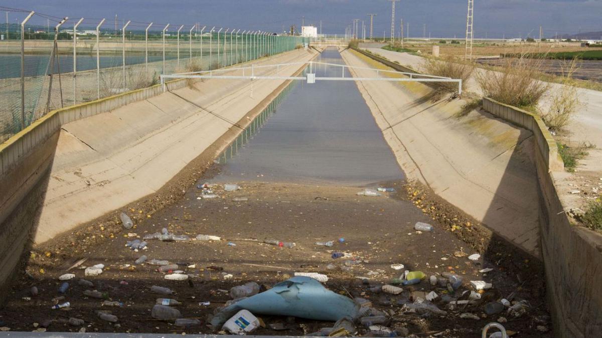 Residuos y sedimentos en el canal del postrasvase del Campo de Cartagena, en 2018. | L.O.