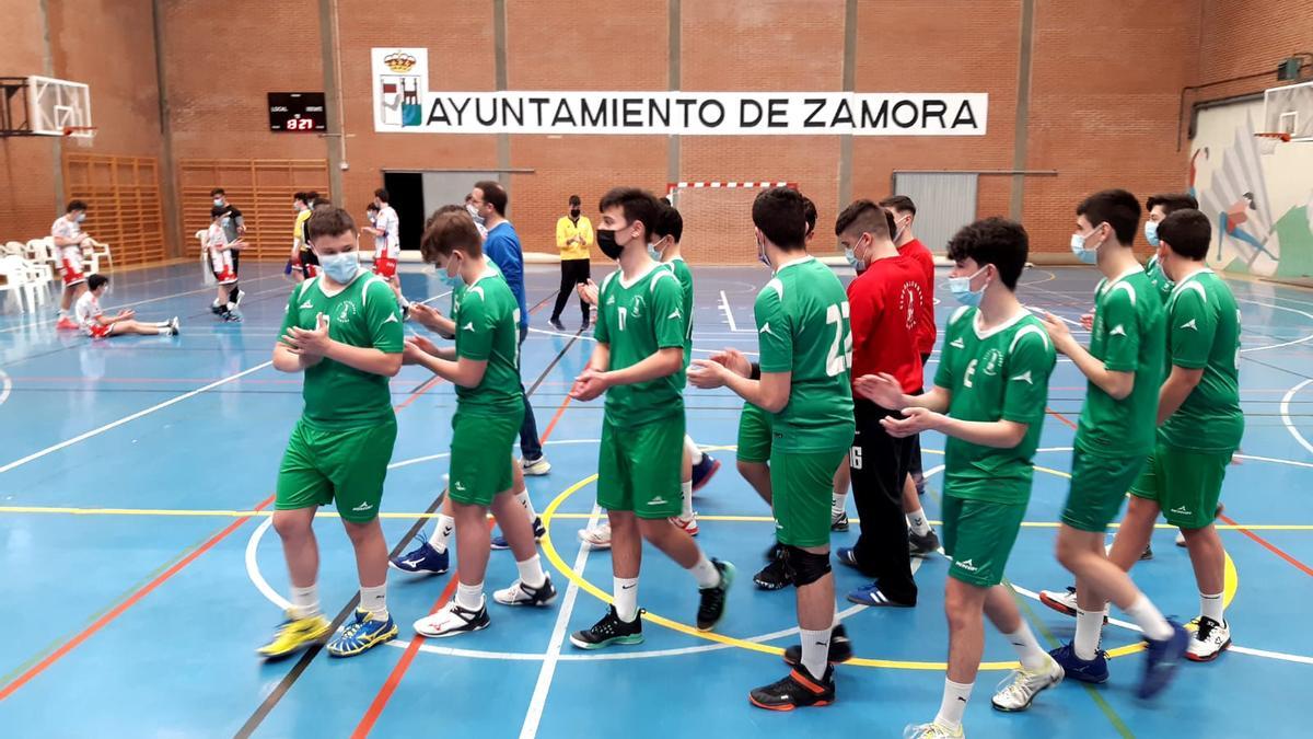 El conjunto cadete A del Balonmano Zamora en su duelo ante BM Nava