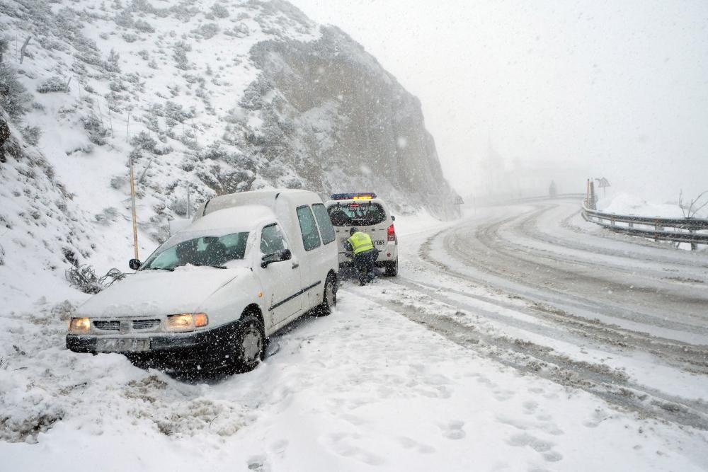 Temporal de nieve en el Puerto de Pajares