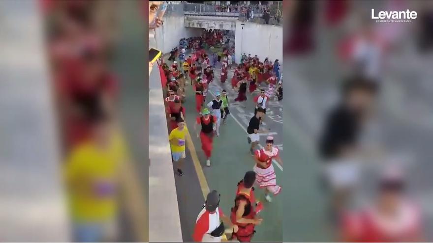 Sueltan nueve toros en Gata de Gorgos mientras desfilaban niños y jóvenes en un pasacalle